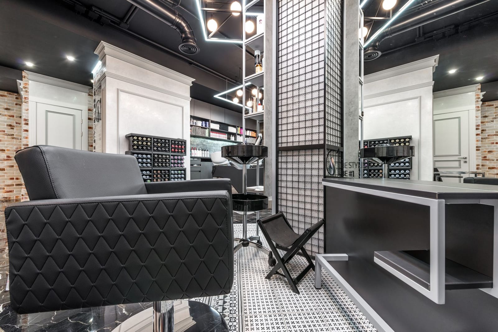 De salon van binnen